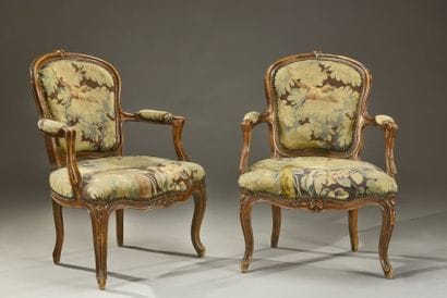 Paire de fauteuils cabriolet en hêtre mouluré...
