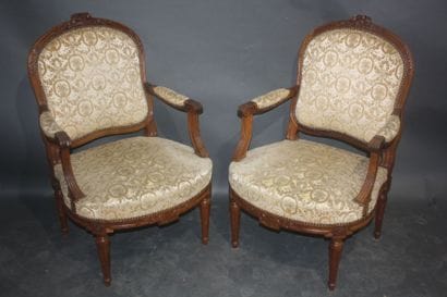 Paire de fauteuils à dossier plat violoné...