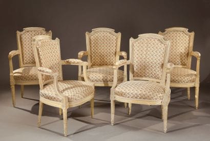 Cinq fauteuils en hêtre relaqué, mouluré...