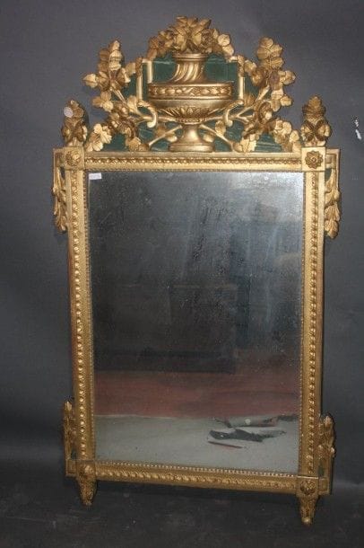 Miroir en bois sculpté et doré, encadrement...