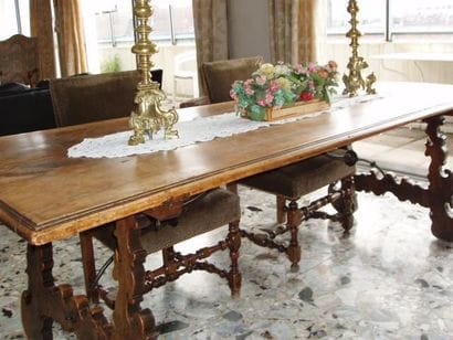 Grande table en noyer, plateau cerné d'un...