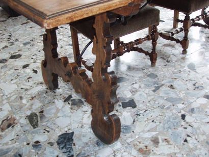 Grande table en noyer, plateau cerné d'un...