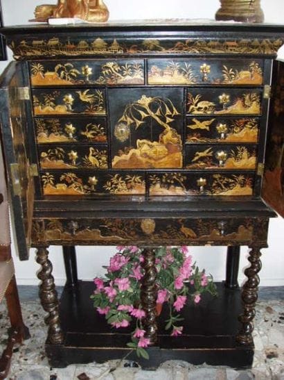 Cabinet en bois laqué noir et décor or à...