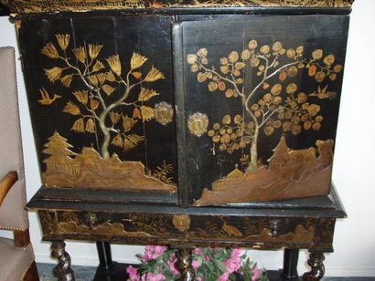 Cabinet en bois laqué noir et décor or à...
