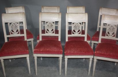 Suite de huit chaises en hêtre relaqué gris,...