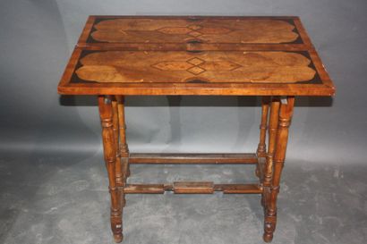 Table de changeur en bois naturel et marqueterie,...