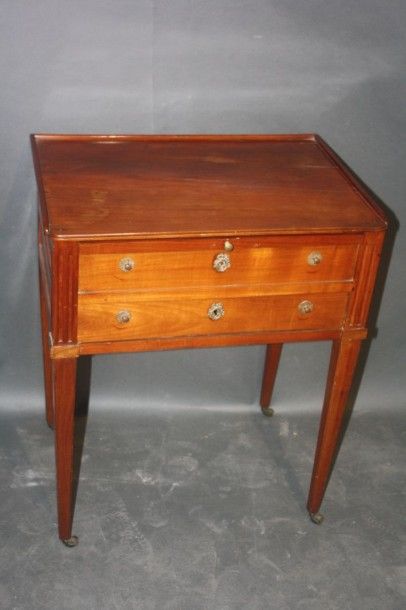 Petite table de salon en merisier ouvrant...