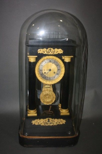 Pendule portique en bois verni noir, cadran...