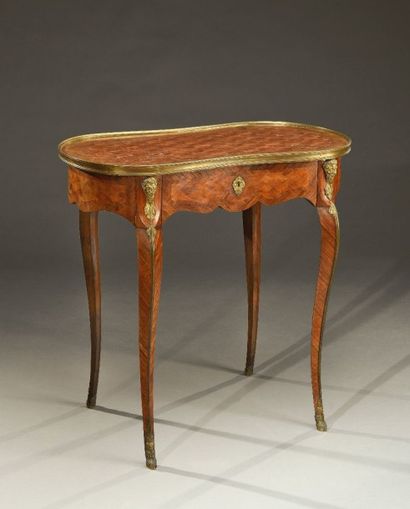 Table rognon en placage de bois de rose satiné...