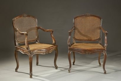 Paire de fauteuils à fond de canne en hêtre...