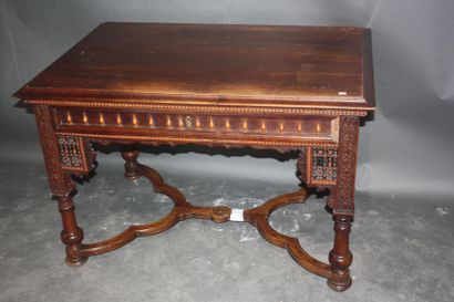 Table syrienne en noyer sculpté de feuillages...