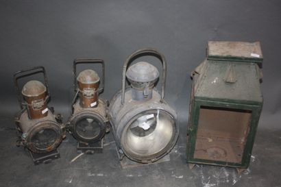 Trois lampes de fiacre dont une paire, et...