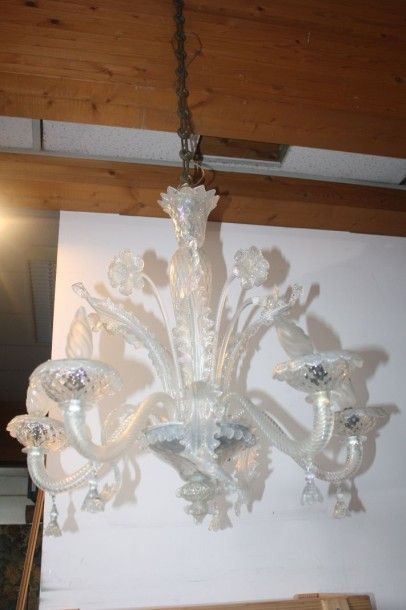 Murano. Lustre en verre blanc pincé à cinq...