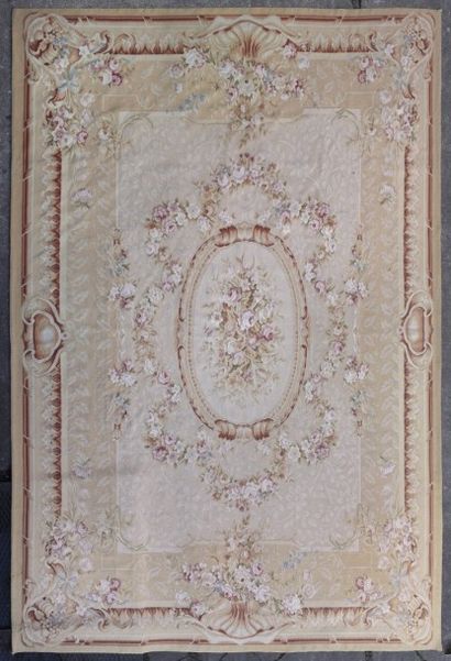 Aubusson. Grand tapis polychrome simulant...