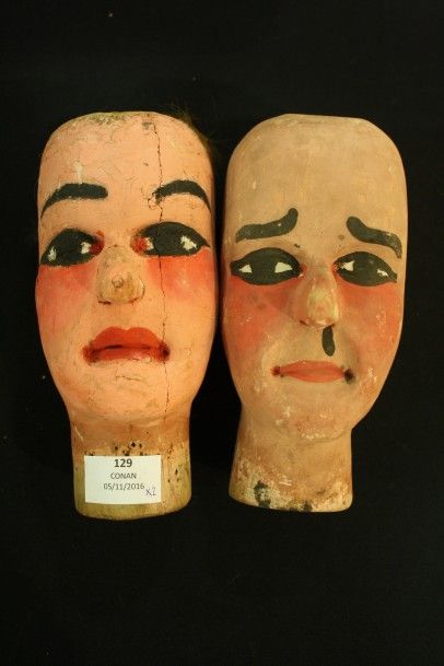 Deux têtes de marionnettes en bois sculpté...