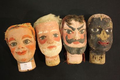 Belle série de quatre têtes de marionnettes...