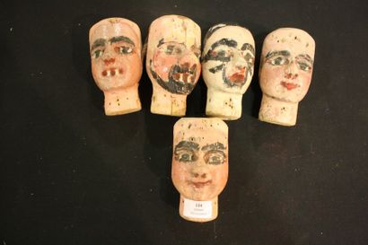 Suite de cinq têtes de marionnettes en bois...
