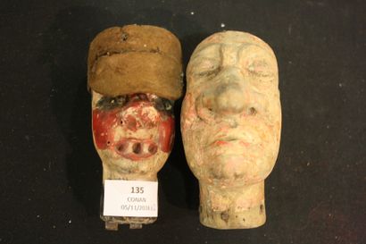 Réunion de deux têtes de marionnettes en...