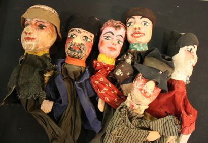 Ensemble de six marionnettes vers 1900/1920.

Trois...