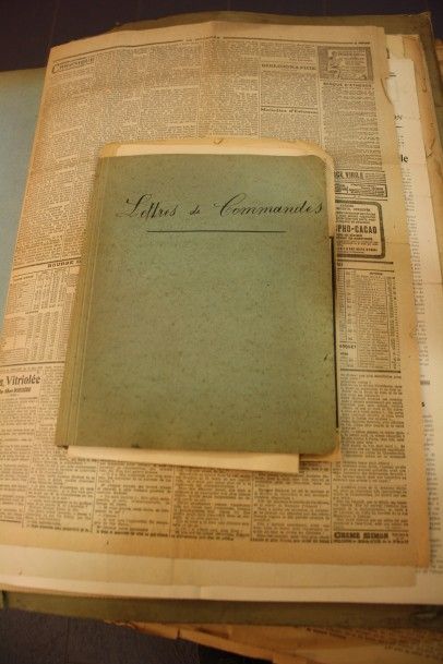 Fort lot de journaux et d’articles de journaux...