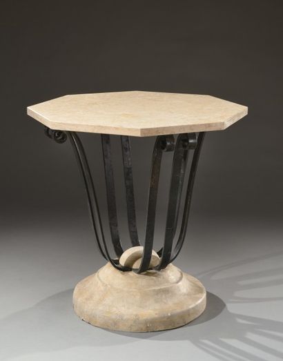Table de salon à piétement en fer forgé à...