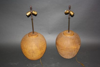 Paire de lampes décoratives en terre cuite...