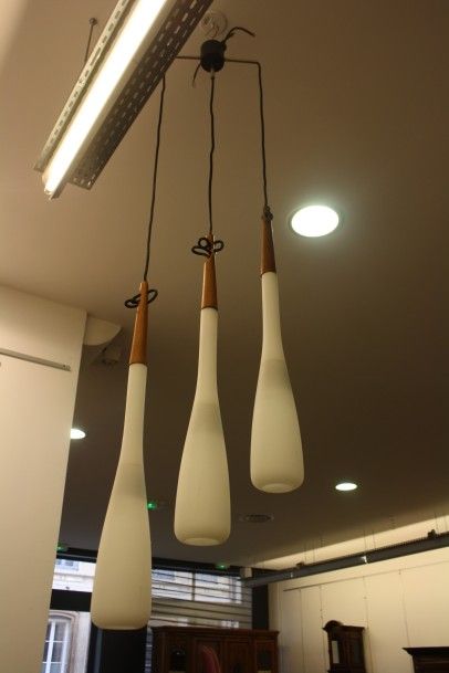 Suède

Lustre à trois gouttes en verre blanc...