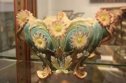 Cache-pot à barbotine à décor de fleurs.