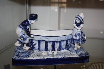 Sujet en faïence de Delft à décor d'enfants...