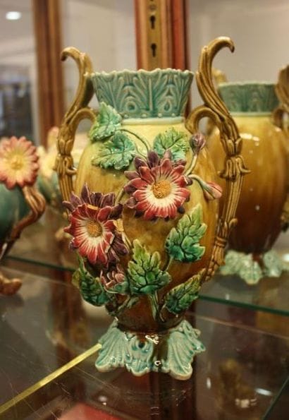Vase à barbotine à décor de fleurs.