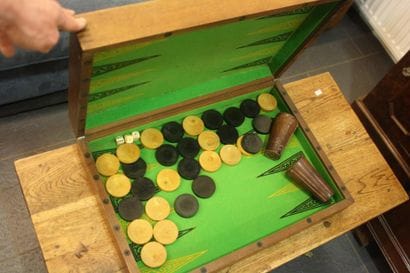 Coffret de jeux de Dame et Backgammon.