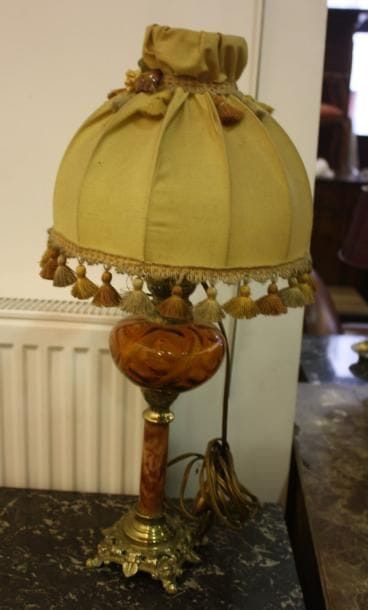 Lampe à pétrole montée en lampe.