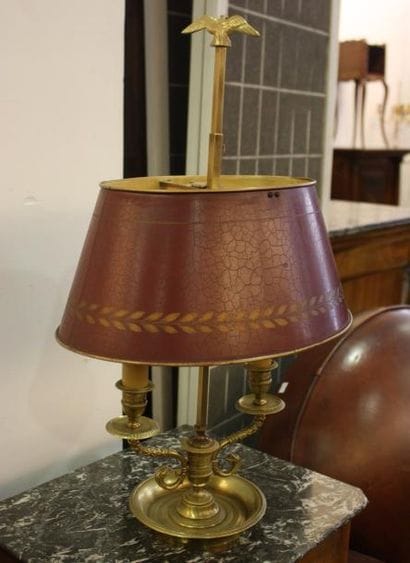 Une lampe bouillote à deux lumières.