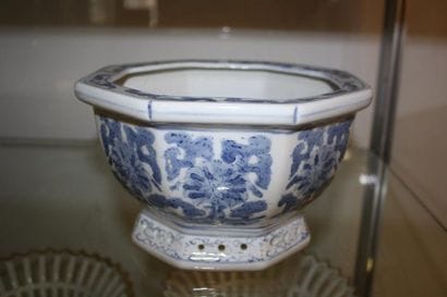 Cache-pot Chine en faïence blanc/bleu.