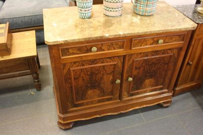 Petite commode dessus marbre à deux portes...