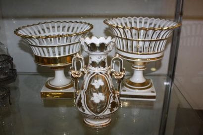 Lot comprenant deux coupes ajourées en porcelaine...
