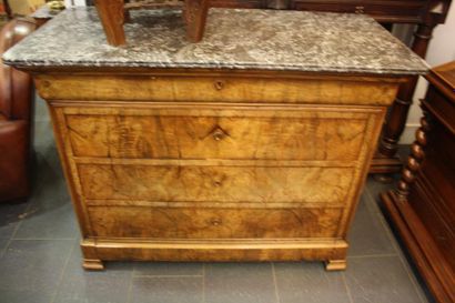 Commode dessus marbre.