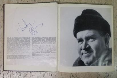 ALBUM D'AUTOGRAPHES. In-4, couverture en...
