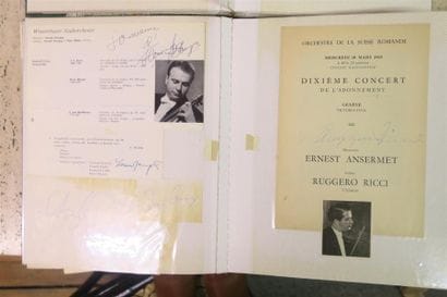AUTOGRAPHES. 2 albums contenant plus de 70...