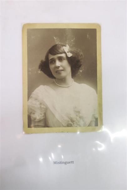 MISTINGUETT. 1 classeur contenant de nombreux...
