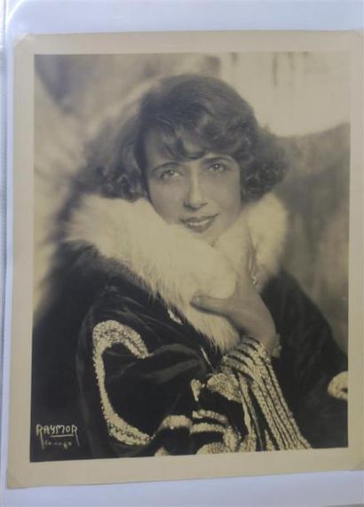 MISTINGUETT. 1 classeur contenant de nombreux...