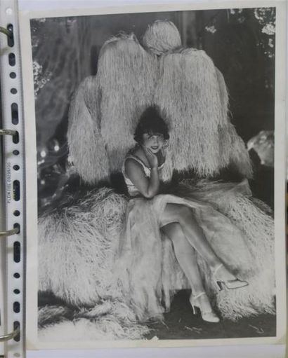 MISTINGUETT. 1 classeur contenant de nombreux...