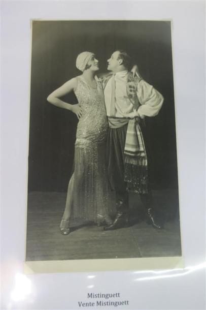 MISTINGUETT. 1 classeur contenant de nombreux...