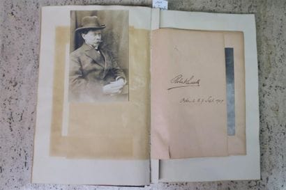 AUTOGRAPHES. Recueil de plus de 70 photographies...