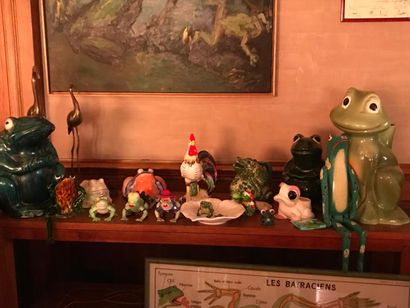 Collection de figurines : grenouilles, coqs,...