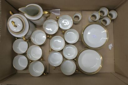 Lot en porcelaine de Limoges dont douze tasses...
