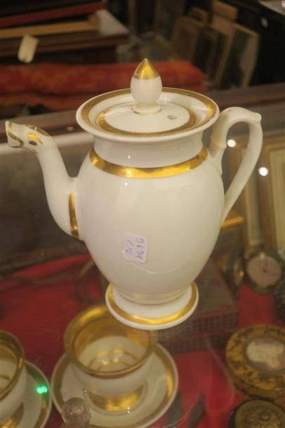 Verseuse en porcelaine, blanc et or, style...