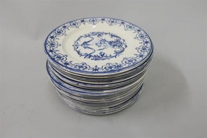 Dix-huit assiettes en faience blanc-bleu,...