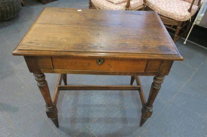 Une table à pieds tournés, et entretoise