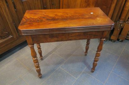 Table à jeux en placage d'acajou, pieds tournés,...